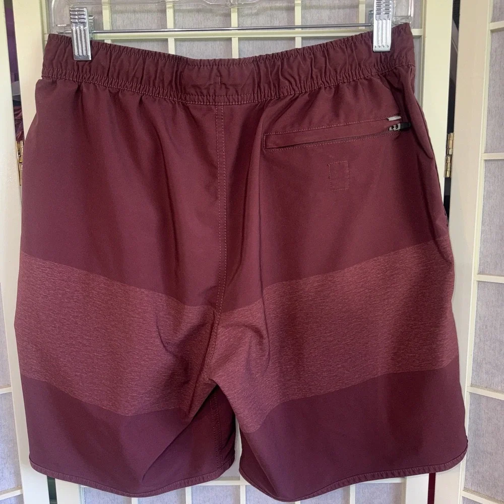 Vuori Banks Red Striped Coastal Gorpcore Activewear Board Scallop Shorts Medium